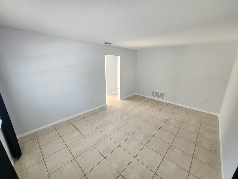 Building Photo - 4851 Euclid Ave