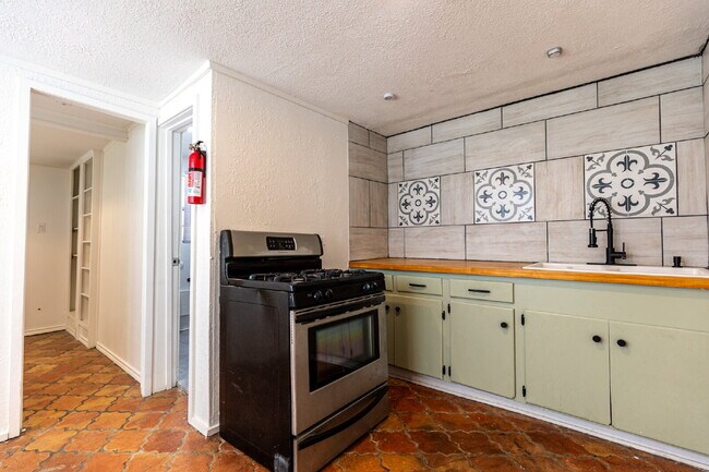 Building Photo - 426 W Woodlawn Ave