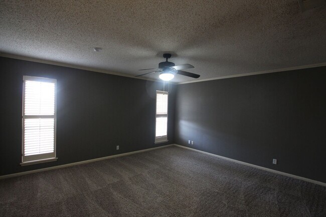 Building Photo - Available Now! Spacious 4 Bed/3 Bath Home ...