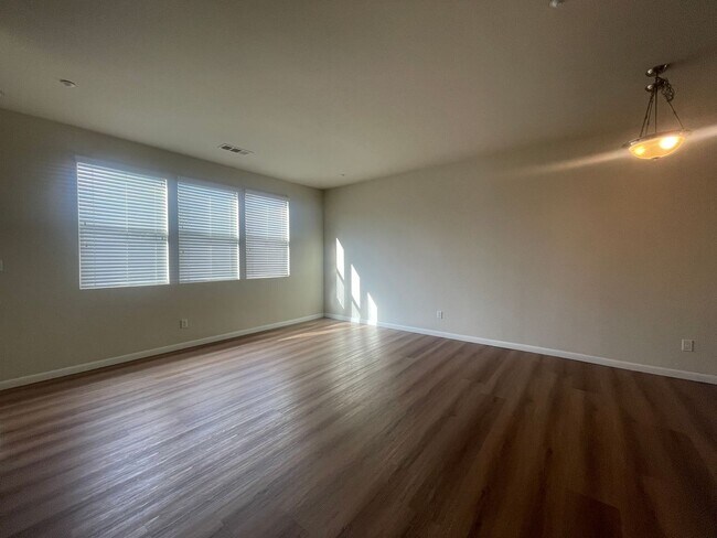 Building Photo - Tri-level 3 bedroom 3.5 bathroom townhouse...