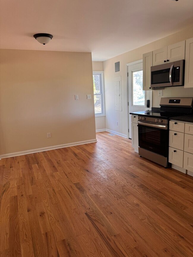 Building Photo - 3 Bedroom || 1 Bathroom - Single Family Home