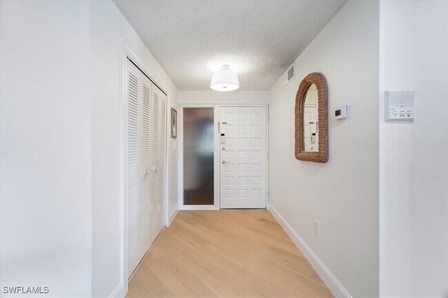 Building Photo - 955 Palm View Dr