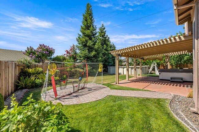 Building Photo - For rent: spacious and updated 5-bedroom, ...
