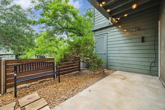 Building Photo - 1304 Mariposa Dr