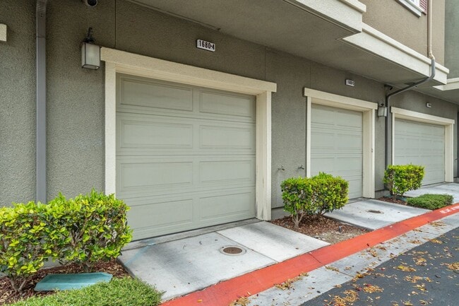 Building Photo - TOSCANA TOWNHOME EMBRACES LUXURY LIVING PRIVACY | SECURITY | MANY UPGRADES