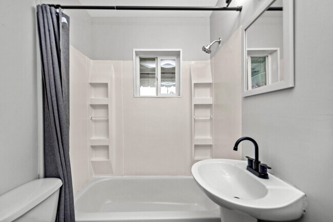 Building Photo - Beautiful 3 bedroom home in Munhall available November 1!