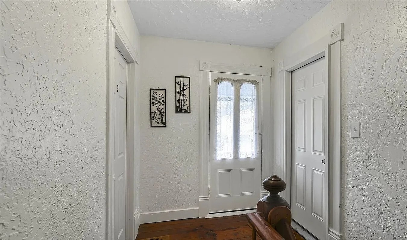 Building Photo - 323 1st Ave S