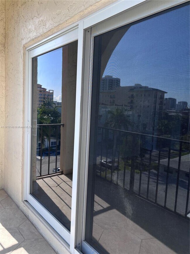 Building Photo - 400 N Riverside Dr