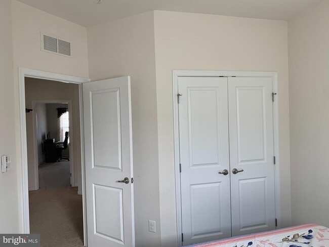 Building Photo - 9448 Ballard Green Dr