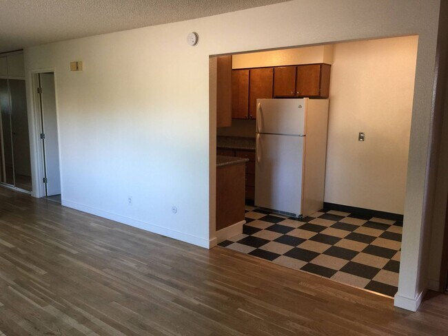 Building Photo - Great location! Dishwasher, hardwoods, on ...