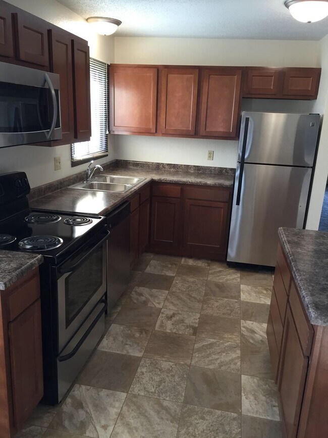 Building Photo - Three Bedroom 1.5 Bathroom