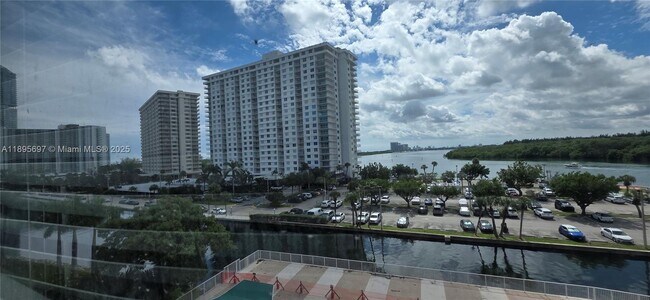 Building Photo - 400 Kings Point Dr