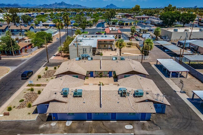 Building Photo - Fully remodeled Casita style apartment hom...