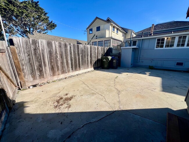 Building Photo - Charming 2 bedroom home in Pacific Grove!