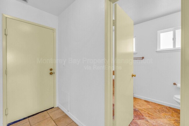 Building Photo - 143 Seal Ct