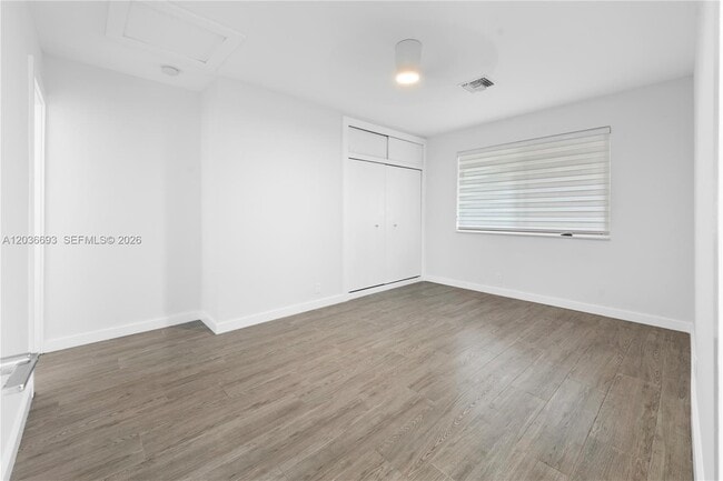 Building Photo - 831 NE 40th St