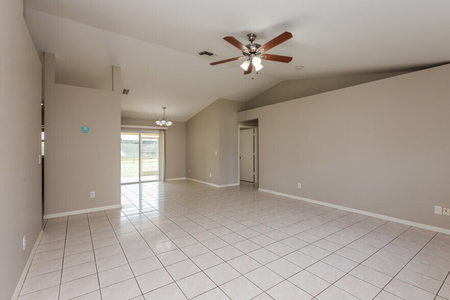 Building Photo - 3521 Santa Barbara Blvd