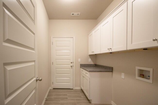 Building Photo - 635 N Keats Dr