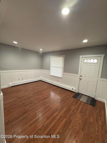 Building Photo - 708 Main St