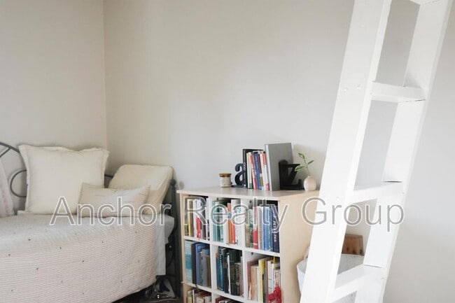 Building Photo - 331 Sunflower Ct