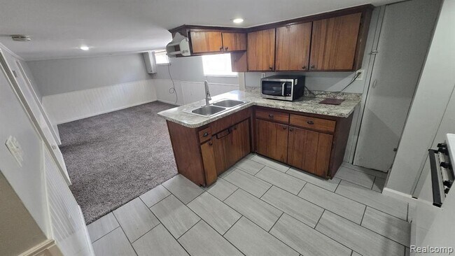 Building Photo - 832 Farnsworth Rd