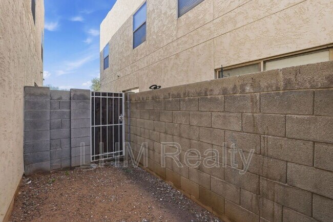 Building Photo - 15818 N 25th St