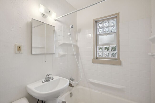 Building Photo - Spacious Top-Floor 1BR on Beautiful Iris Park!