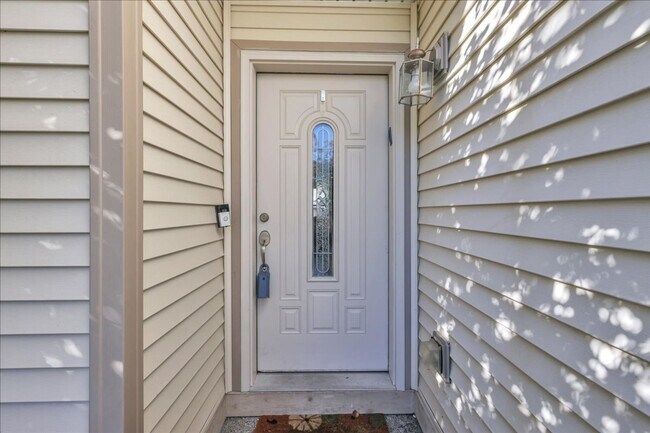 Building Photo - Stylish Yelm Home with A/C, Butcher Block Counters & Fully Fenced Yard!