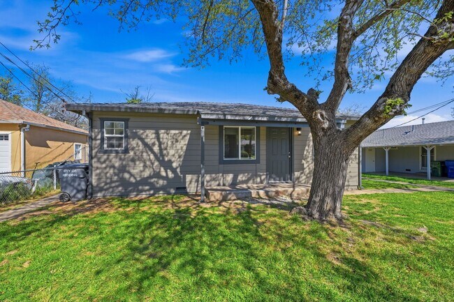 Building Photo - Large Brand New Remodeled 1 Bedroom unit with Washer Dryer Hookups - MUST SEE!!!