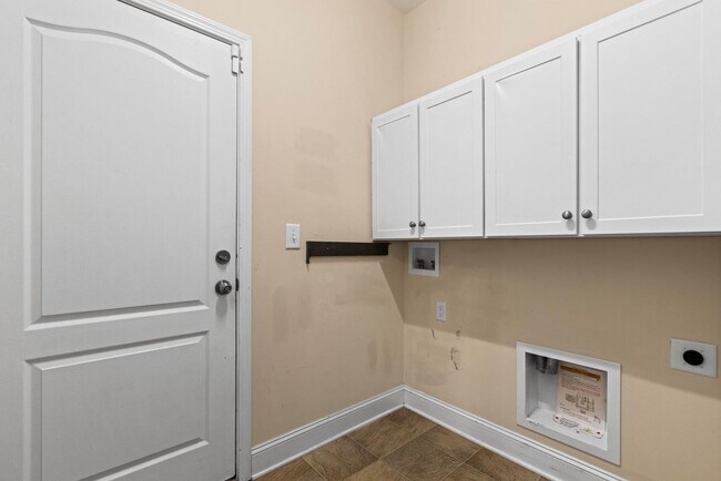 Building Photo - 3 bedroom Ranch Available Now!