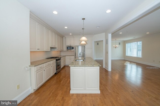 Building Photo - 5303 Parkview Dr