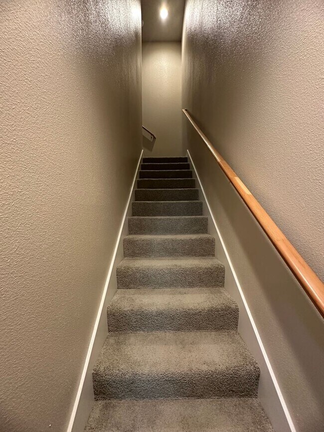 Building Photo - IMMACULANT 4 BEDROOM HOME 2.5 BATHROOM IN SALT CREEK