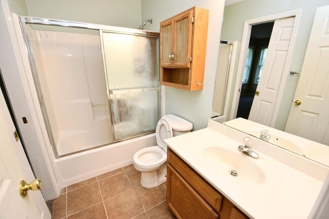 Building Photo - Newer South Bend IN home 10 mins from Notr...