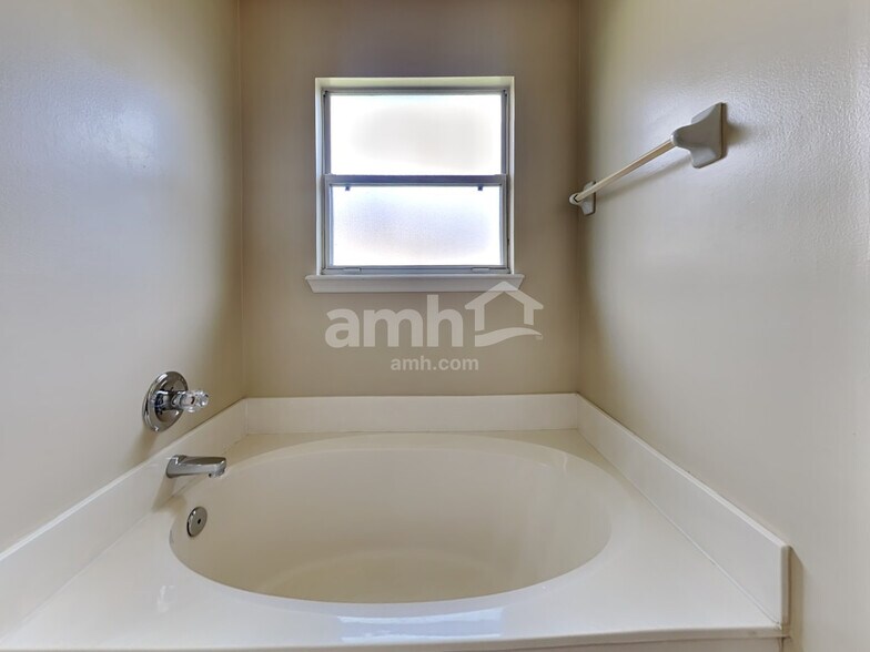 Building Photo - 3370 Westfield Dr