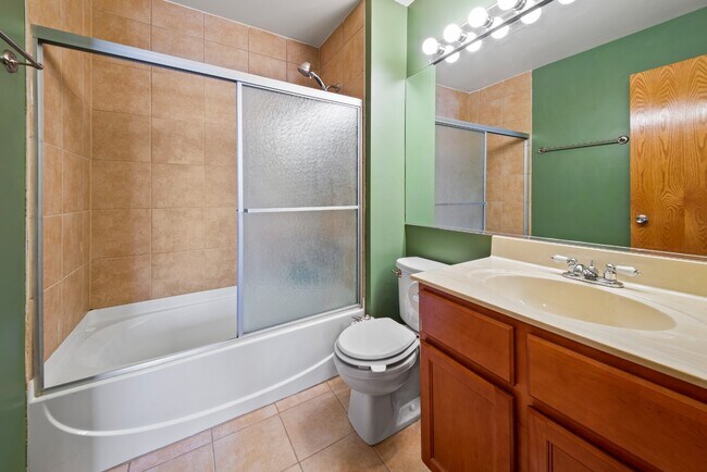 Building Photo - 4 Bed / 2.5 Bath Single-Family Home for Rent in Mundelein | Available ASAP