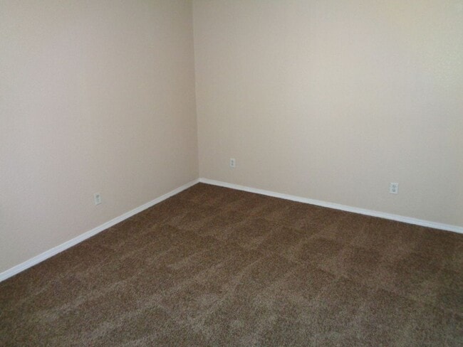 Building Photo - Adorable Single Level Eastside Home With E...