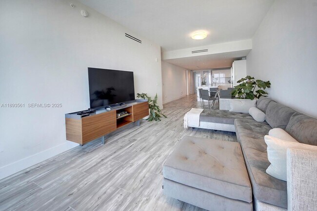 Building Photo - 10203 Collins Ave