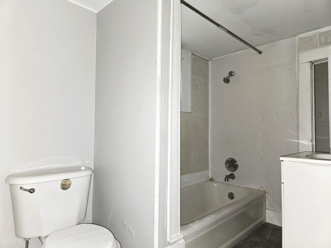 Building Photo - Three Bedroom House off of Campbell Avenue!