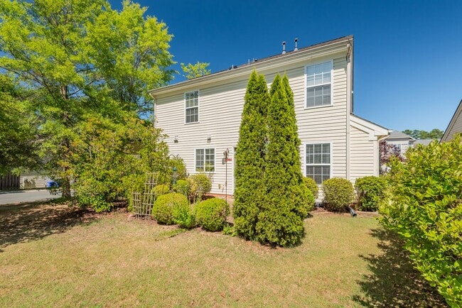 Building Photo - Spacious Single Family Home: Available July 10th