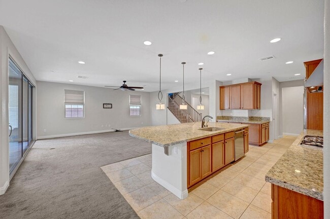 Building Photo - 4 bedroom home with 2 primary bedrooms! On...