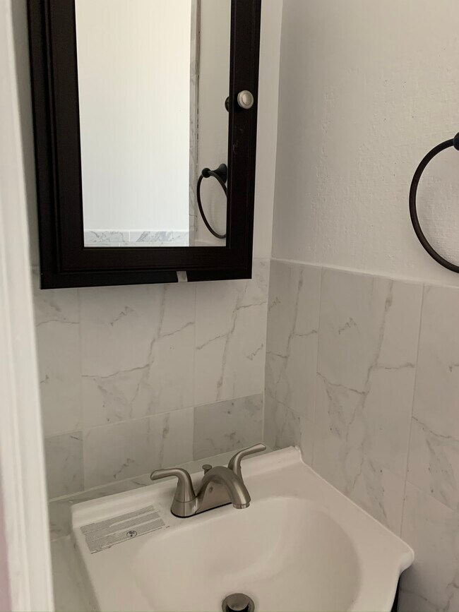 Building Photo - 556 Albany Ave