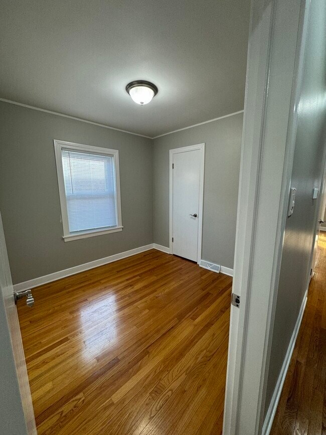 Building Photo - 5623 S Nagle Ave
