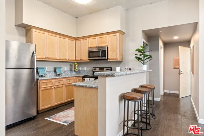 Building Photo - 630 W 28th St