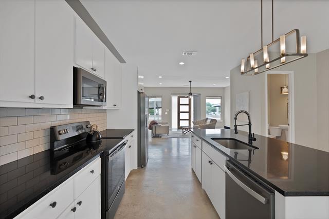 Building Photo - 4633 Calmont Ave
