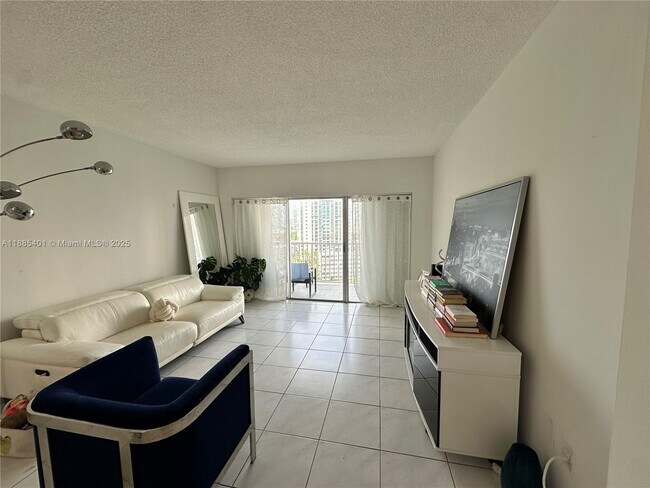 Building Photo - 300 Bayview Dr