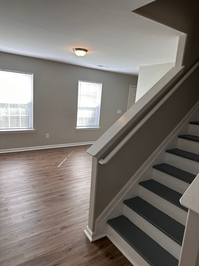 Building Photo - Great home in quiet neighborhood