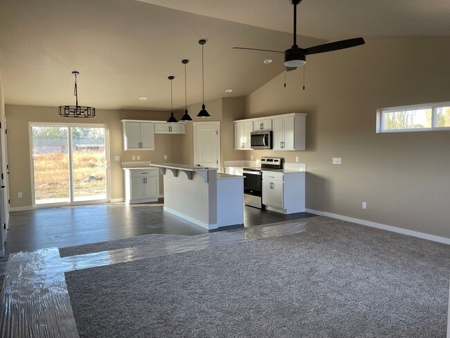 Building Photo - Located in Tieton!