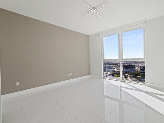 Building Photo - 2020 N Bayshore Dr