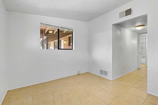 Building Photo - 1662 N Beverly Ave