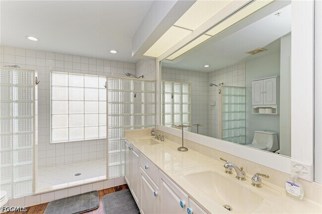 Building Photo - 14813 Laguna Dr